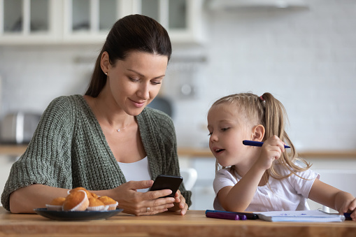 Cara untuk Tidak Memainkan Ponsel Saat Bersama Keluarga